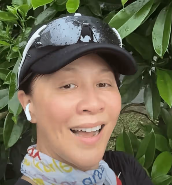 劉嘉玲戶外跑步遇大雨,全素顏出鏡無偶像包袱,網友直呼不敢認