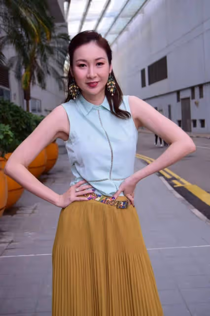 TVB八億富婆曬身材,承認做過隆胸手術,緋聞對象最近突然領證結婚