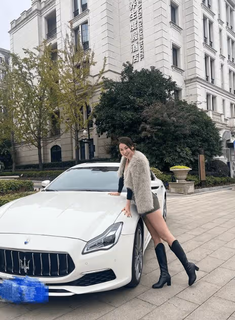TVB八億富婆曬身材,承認做過隆胸手術,緋聞對象最近突然領證結婚