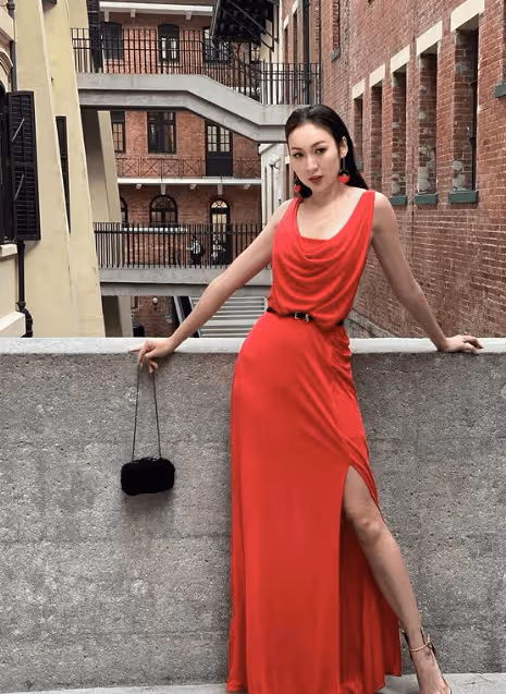 TVB八億富婆曬身材,承認做過隆胸手術,緋聞對象最近突然領證結婚
