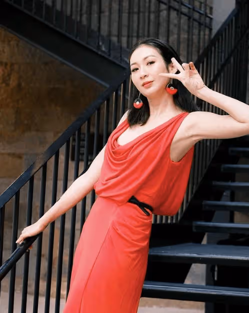 TVB八億富婆曬身材,承認做過隆胸手術,緋聞對象最近突然領證結婚