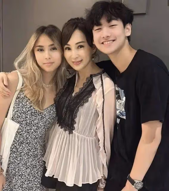 與富商離婚後復出!TVB知名美魔女參加兒子畢業禮,兒子撞臉韓星有混血女友