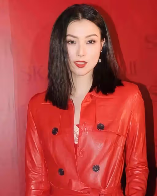 香港天后曬不穿內衣照片,自嘲「唔震乳」,經紀人進ICU恐影響演唱會