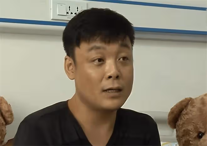 回顧:雙胞胎女兒腦癱,妻子狠心離家,丈夫獨自撫養女兒17年