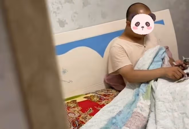 丈夫偷偷數私房錢,妻子看清金額又好氣又好笑,大方甩出一摞現金