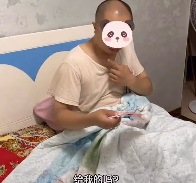 丈夫偷偷數私房錢,妻子看清金額又好氣又好笑,大方甩出一摞現金