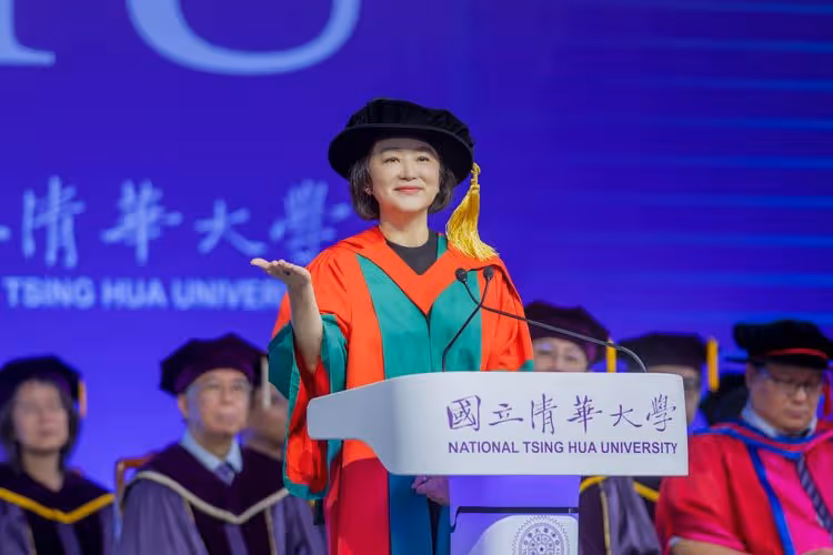 東方不敗林青霞驚喜現身清大畢典致詞　70歲穿博士袍美翻天
