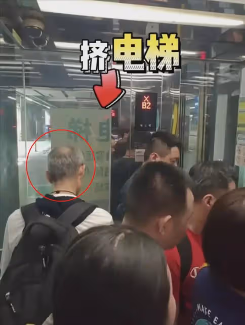 73歲王石擠電梯無人識,低調吃泡麵惹爭議!3歲女兒顏值出眾!