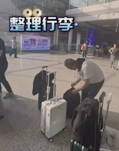 73歲王石擠電梯無人識,低調吃泡麵惹爭議!3歲女兒顏值出眾!