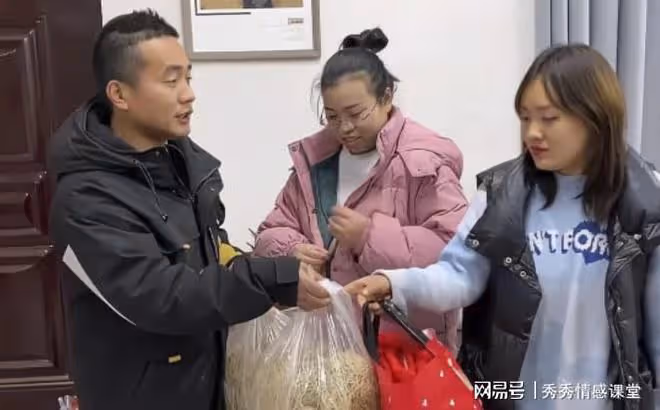 父母把兩套房子都過戶給了弟弟,我怒懟弟弟:該你給爸媽養老了