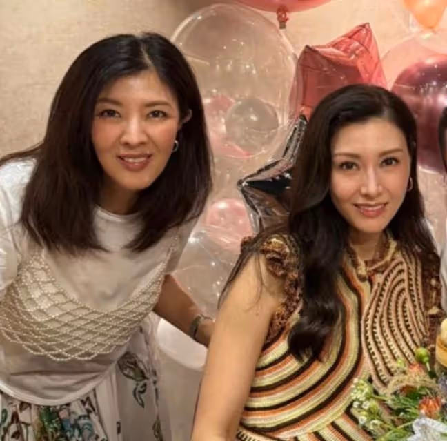 李嘉欣和姐姐一起慶生,62歲李嘉明變漂亮,姐妹同框吃和牛