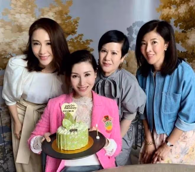 李嘉欣和姐姐一起慶生,62歲李嘉明變漂亮,姐妹同框吃和牛
