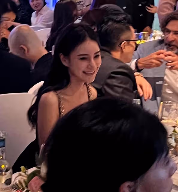 汪小菲帶小梅參加晚宴,吳彥祖坐在旁邊,夫妻玩貼貼臉拍照