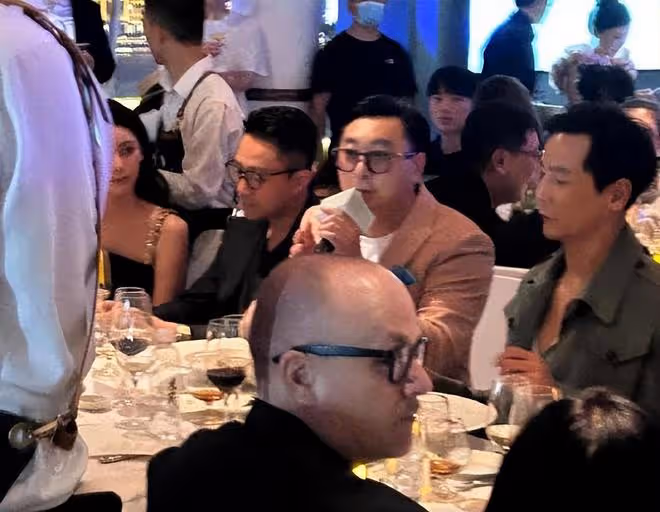 汪小菲帶小梅參加晚宴,吳彥祖坐在旁邊,夫妻玩貼貼臉拍照