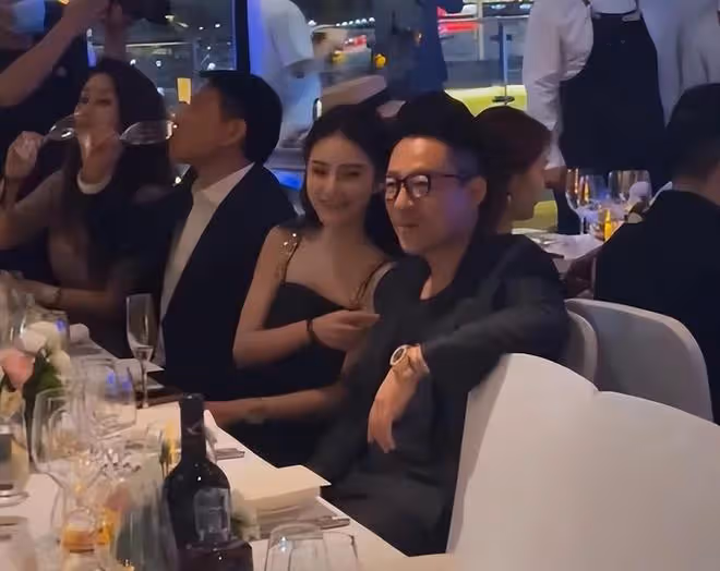汪小菲帶小梅參加晚宴,吳彥祖坐在旁邊,夫妻玩貼貼臉拍照