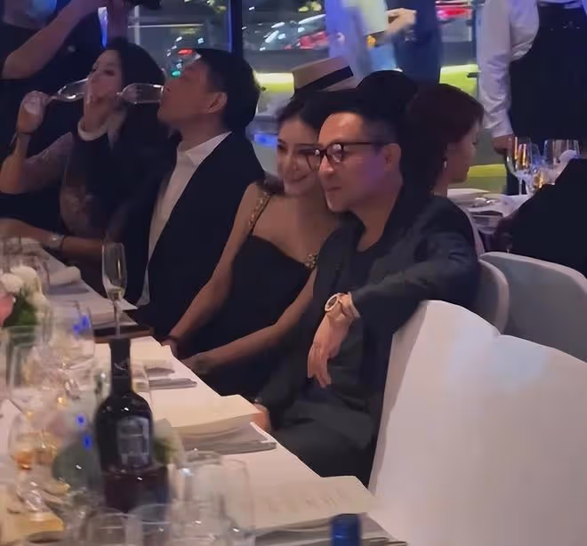 汪小菲帶小梅參加晚宴,吳彥祖坐在旁邊,夫妻玩貼貼臉拍照