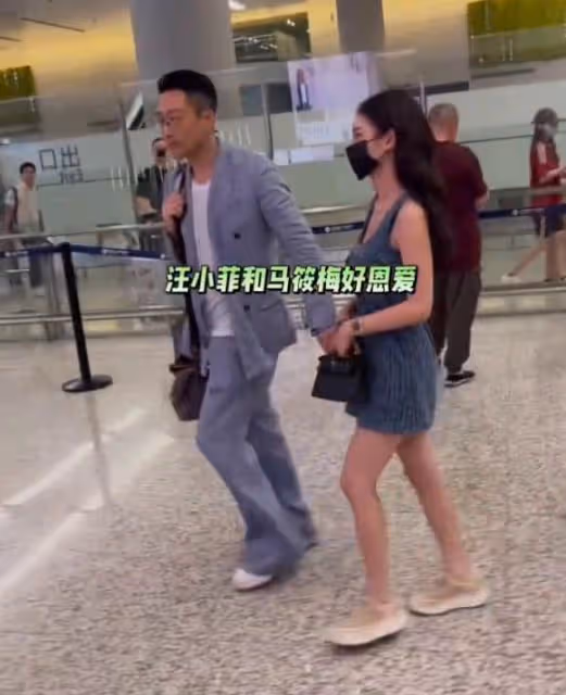 汪小菲帶小梅參加晚宴,吳彥祖坐在旁邊,夫妻玩貼貼臉拍照