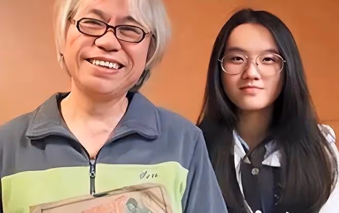「爺孫戀」林靖恩好了：剪掉長發蹲在橋上，眼裡還泛著淚光