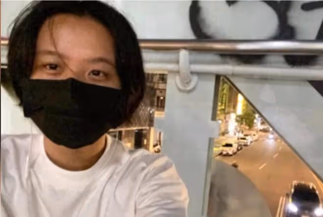 「爺孫戀」林靖恩好了：剪掉長發蹲在橋上，眼裡還泛著淚光