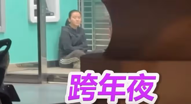 「爺孫戀」林靖恩好了：剪掉長發蹲在橋上，眼裡還泛著淚光