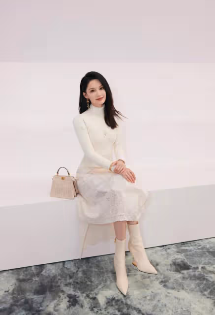 李沁成肖戰緋聞的對象！溫柔又優雅的穿搭風格，展現女性魅力