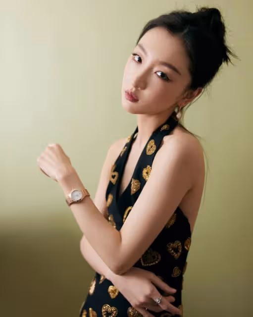 周冬雨紅毯造型大獲好評！優雅高貴和浪漫風情相結合，有倪妮風格