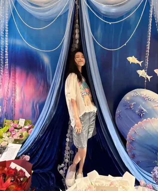 倪妮35歲生日，劉詩詩的祝福引熱議！一身穿搭輕鬆休閒又時尚