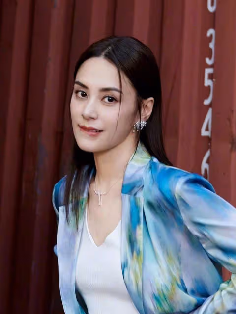 阿嬌的穿搭智慧！彩色潑墨西裝引領時尚風潮！