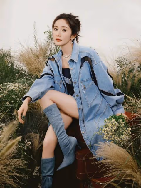 楊冪不愧為時尚潮流引領者！新造型帶你感受靛藍色的魅力！