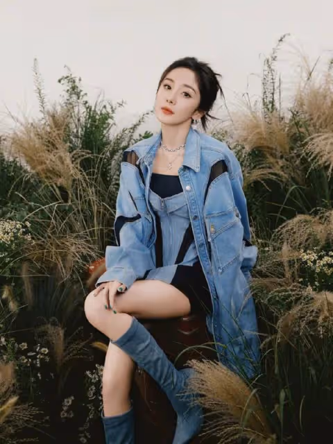 楊冪不愧為時尚潮流引領者！新造型帶你感受靛藍色的魅力！