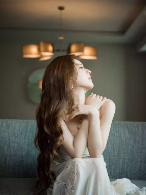 趙露思不愧為甜萌妹子穿搭的天花板！新造型優雅時尚有個性