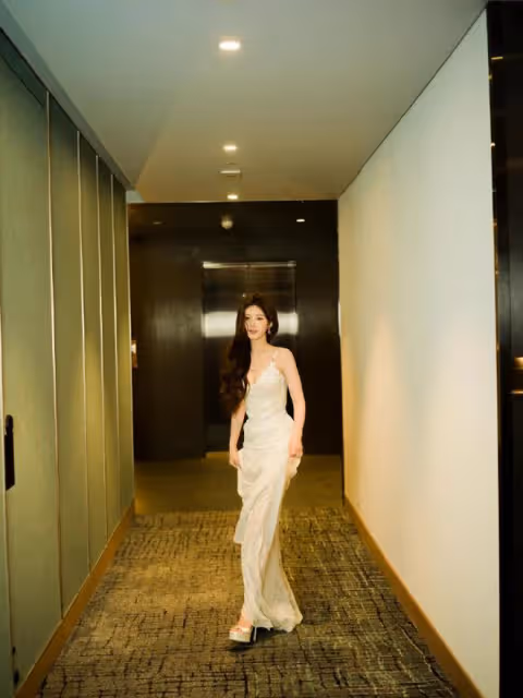 趙露思不愧為甜萌妹子穿搭的天花板！新造型優雅時尚有個性