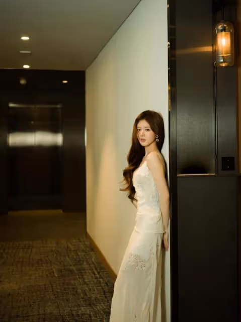 趙露思不愧為甜萌妹子穿搭的天花板！新造型優雅時尚有個性