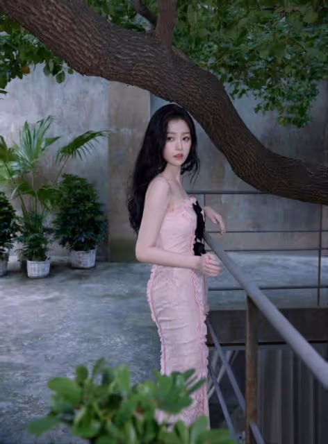 虞書欣新造型太驚艷！甜美優雅，浪漫可愛，粉色玫瑰長裙好時髦