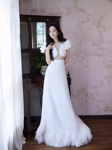 楊冪穿搭引爭議！一襲白色碎鑽長裙，演繹優雅和時尚