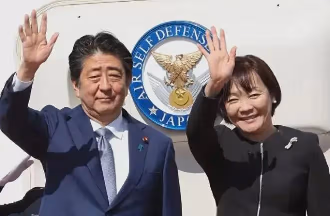 繃不住!安倍晉三老婆去掃墓,臉上笑容擋不住,墓碑刻的竟是漢字