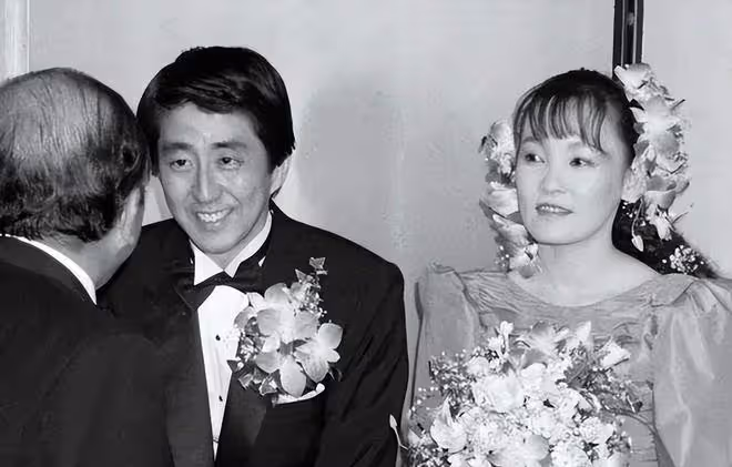 繃不住!安倍晉三老婆去掃墓,臉上笑容擋不住,墓碑刻的竟是漢字