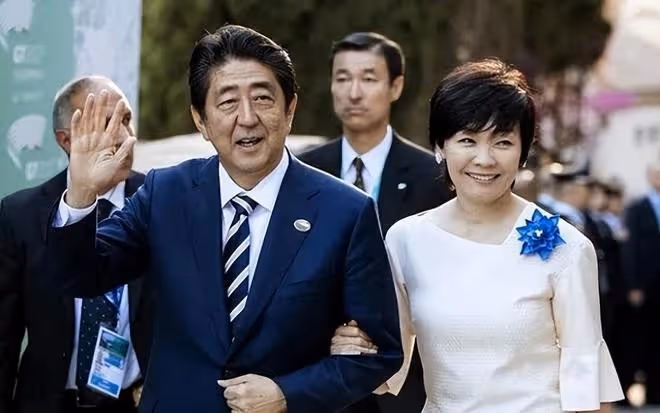 繃不住!安倍晉三老婆去掃墓,臉上笑容擋不住,墓碑刻的竟是漢字