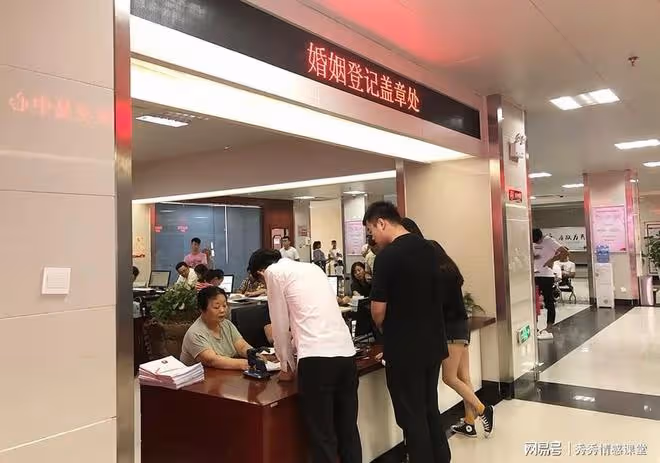 鳳凰男一家4口搬進陪嫁房還要求加名,我扔回一萬彩禮:退婚