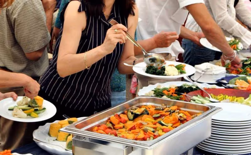 花50元吃到飽！9歲女孩總是「偷偷將食物裝進書包」　老闆懷疑跟蹤後「把100萬藏進書包」感動全網
