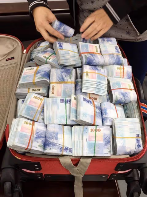 花50元吃到飽!9歲女孩總是「偷偷將食物裝進書包」 老闆懷疑跟蹤後「把100萬藏進書包」感動全網