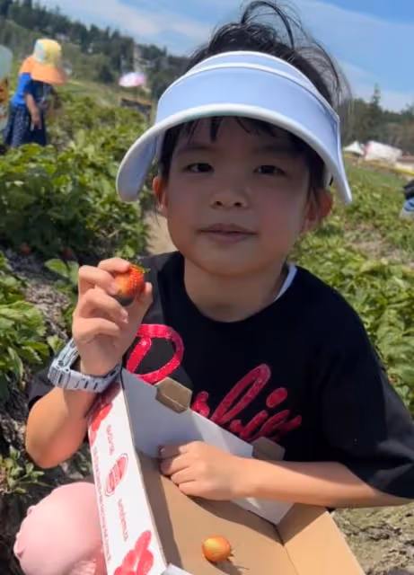 熊黛林全家出遊,雙胞胎女兒變化大,姐姐長相隨爸妹妹個頭像媽
