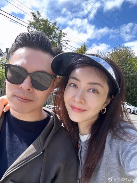 熊黛林全家出遊,雙胞胎女兒變化大,姐姐長相隨爸妹妹個頭像媽
