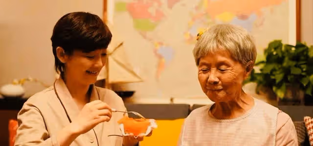 女兒帶兩孫旅行玩4天！ 63歲母不放心「連發731條訊息」被封鎖，女兒解鎖後「傳來的第一句話」她懊悔痛哭…