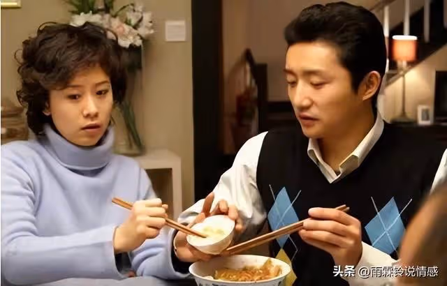 我請岳父吃飯，想向他借點錢，岳父進餐廳「卻連點5盤番茄炒蛋」，老闆確認3次才敢上菜，我感到不對勁，結帳時卻瞬間驚呆…