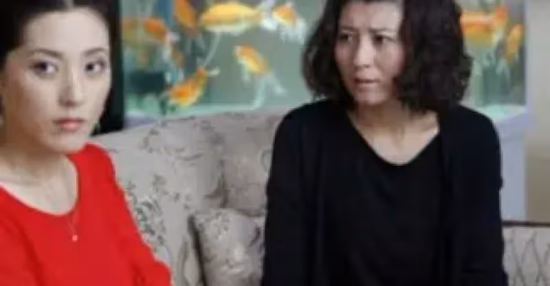 親家來我家作客問：「你退休金多少？」 我正要回36000「媳婦搶先說12000」我氣炸：會讓人看不起我！ 結果隔天親家公態度變了…