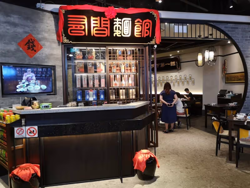 小男孩帶失明父進麵館，點餐大喊「大喊2碗、卻偷偷比1」老闆秒懂，父子離開後，留下的東西讓老闆淚目😢