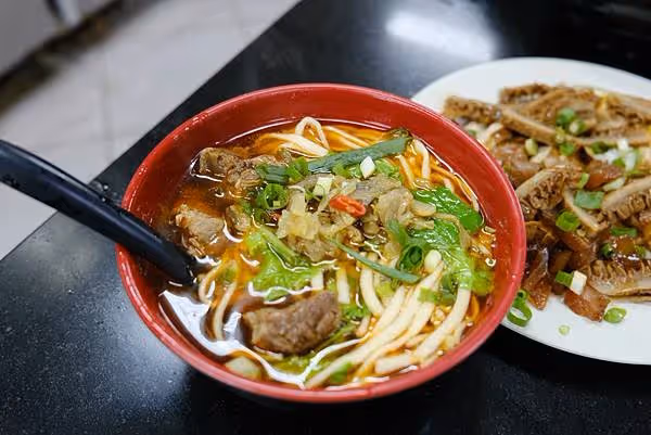 小男孩帶失明父進麵館，點餐大喊「大喊2碗、卻偷偷比1」老闆秒懂，父子離開後，留下的東西讓老闆淚目😢