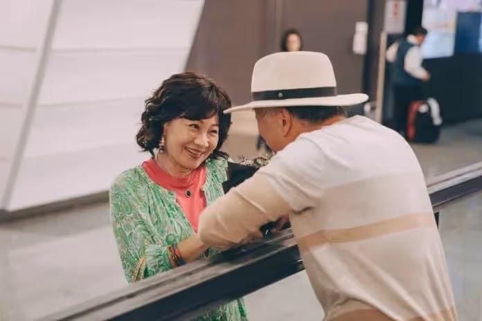 我今年55歲，在老公走後多年，我和一位大我11歲的有錢男人再婚，以為晚年有了依靠，但某天無意間「聽到對方和兒子對話」，婚姻才半年我就心寒提離婚了