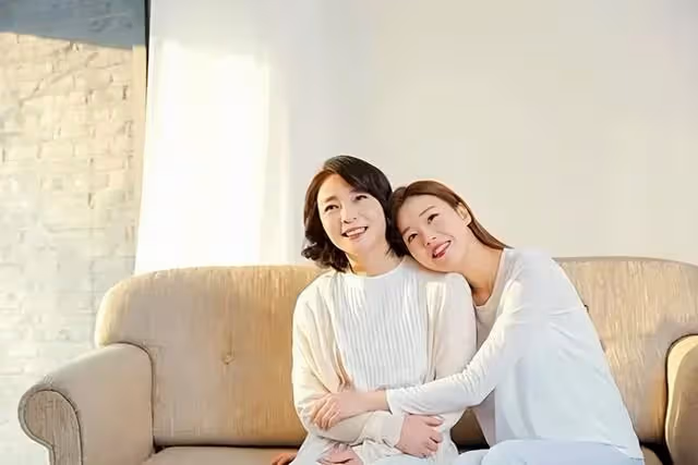 前妻外遇定居國外，我替前岳母養老5年，晚上她卻突然要走了，喪禮上前妻突然現身…律師一唸遺囑親友全傻了